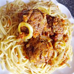 A picture of Spaghetti with peppered meatballs.