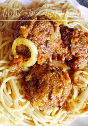 A picture of Spaghetti with peppered meatballs.