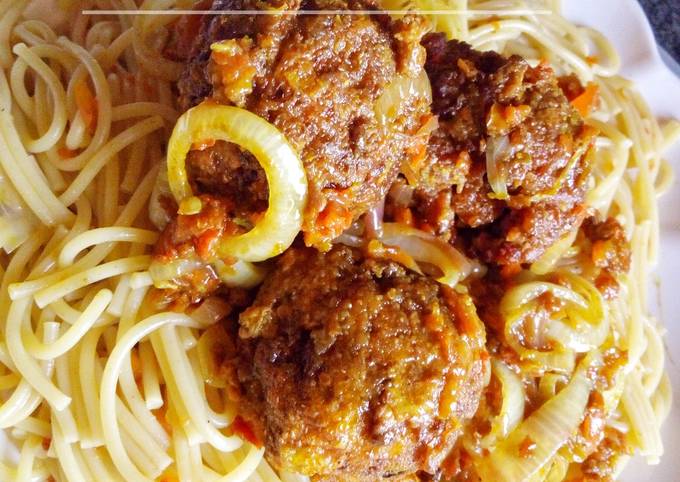 Spaghetti with peppered meatballs