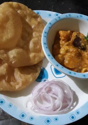 A picture of છોલે ભટૂરે.