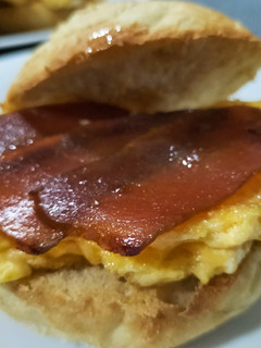 Una foto de Redondito de tortilla con anchoa y mojama