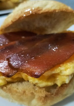 Una foto de Redondito de tortilla con anchoa y mojama