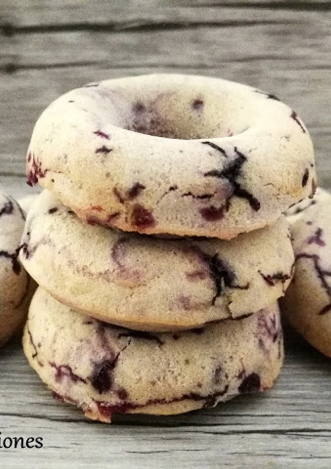 Una foto de Donuts de arándanos y limón