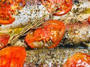 Una foto de filete de trucha al horno