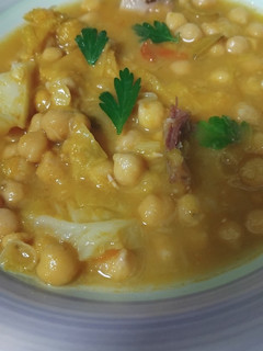 Una foto de Garbanzos 🥄 con repollo 🥦y punta de jamón 🐽