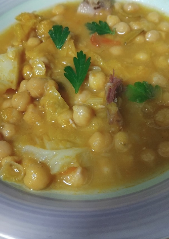 Una foto de Garbanzos 🥄 con repollo 🥦y punta de jamón 🐽