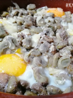 Una foto de Cazuela de habas y huevos con foie