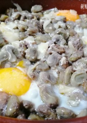 Una foto de Cazuela de habas y huevos con foie
