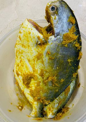 Hình của món Cá chim biển trắng nướng nghệ sả.