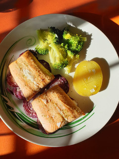 Una foto de Salmón rosado asado al limón