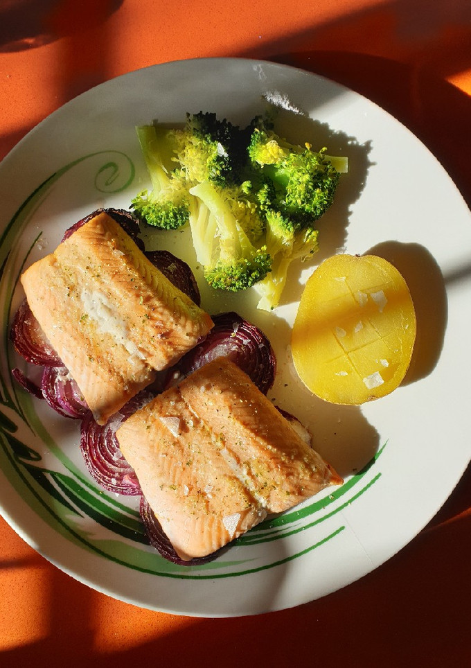 Una foto de Salmón rosado asado al limón