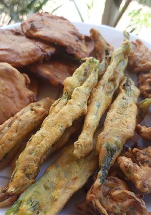 A picture of Pakoda/Bhaji Platter.