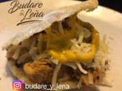 Una foto de arepas pollo