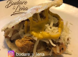 Una foto de Arepas con filet de pollo en cerveza de moras rojas