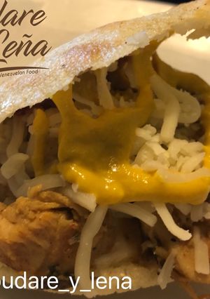 Una foto de Arepas con filet de pollo en cerveza de moras rojas