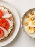 Tostadas con cottage, pavo y tomate + Yogur con banana y nueces