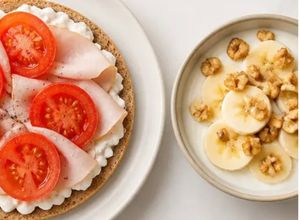 Una foto de Tostadas con cottage, pavo y tomate + Yogur con banana y nueces