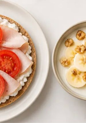 Una foto de Tostadas con cottage, pavo y tomate + Yogur con banana y nueces