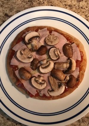Una foto de Pizza de pan pita🥰