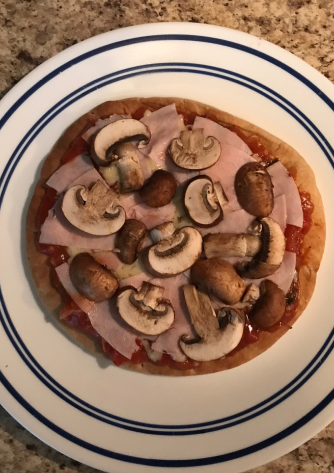Una foto de Pizza de pan pita🥰