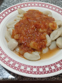 Una foto de Ñoquis con salsa de tomates de Bigote cocina