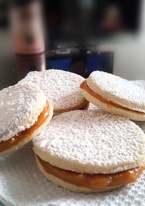 Una foto de Alfajores de Maicena Rellenas con Manjar de Lúcuma 👍🇵🇪