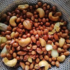 A picture of Peanut and Cashew nut for Snack.