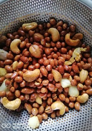 A picture of Peanut and Cashew nut for Snack.