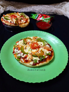 વેજ પીઝા (Veg Pizza Recipe In Gujarati) રેસીપી મુખ્ય ફોટો