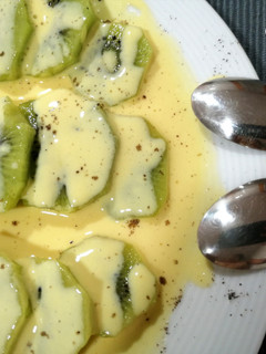 Una foto de Kiwi con salsa de queso y mango