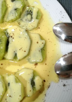 Una foto de Kiwi con salsa de queso y mango