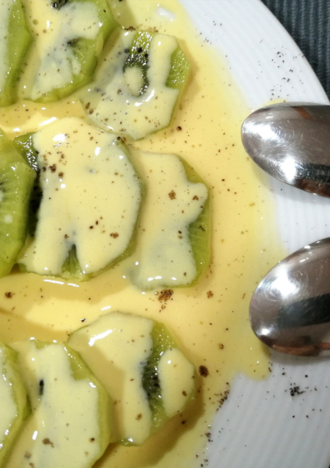 Una foto de Kiwi con salsa de queso y mango