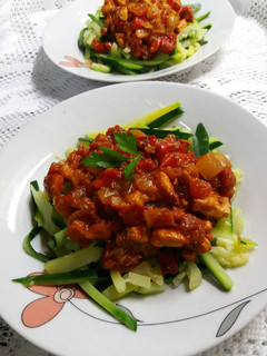 Una foto de Espaguetis de calabacín con trocitos de cerdo en salsa de tomate