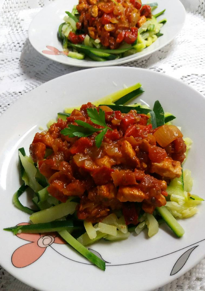 Una foto de Espaguetis de calabacín con trocitos de cerdo en salsa de tomate
