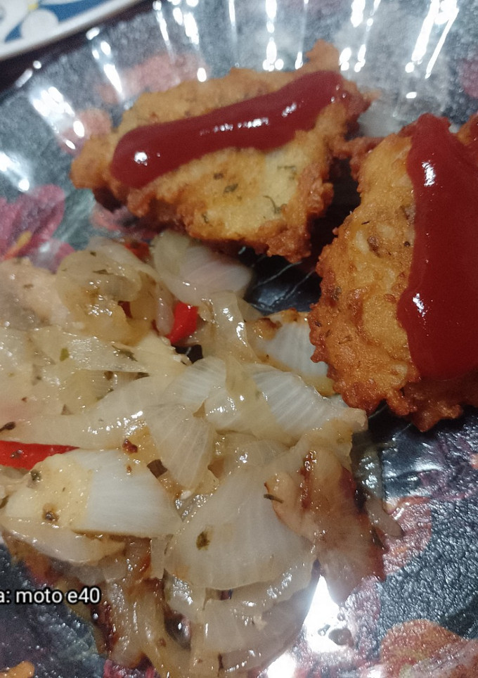 Una foto de Lomito de armado sobre colchón de cebolla acompañado de torrejas mixtas