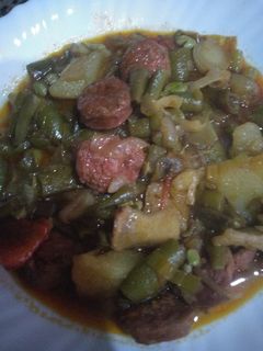 Una foto de Canutos (Habas en su vaina) con chorizo