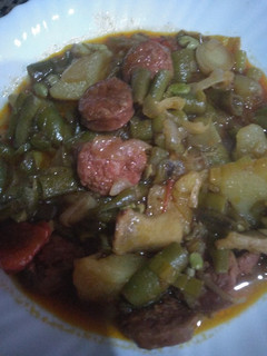 Una foto de Canutos (Habas en su vaina) con chorizo