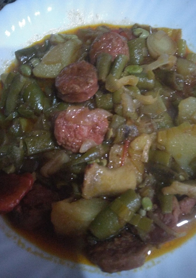 Una foto de Canutos (Habas en su vaina) con chorizo