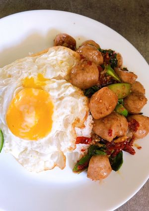 รูปของ ผัดเผ็ดลูกชิ้นคะน้าราดข้าว