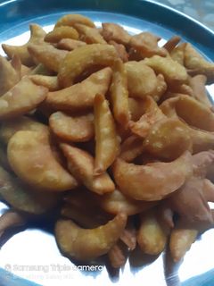 काजू  मैदा मठरी(kaju maida mathri recipe in hindi) रेसिपी मुख्य फोटो