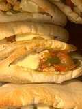 Pan de pita relleno de pollo, verduras, muzzarella y curry 🧡