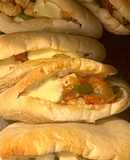 Pan de pita relleno de pollo, verduras, muzzarella y curry 🧡
