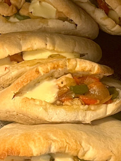 Una foto de Pan de pita relleno de pollo, verduras, muzzarella y curry 🧡