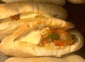 Una foto de Pan de pita relleno de pollo, verduras, muzzarella y curry 🧡