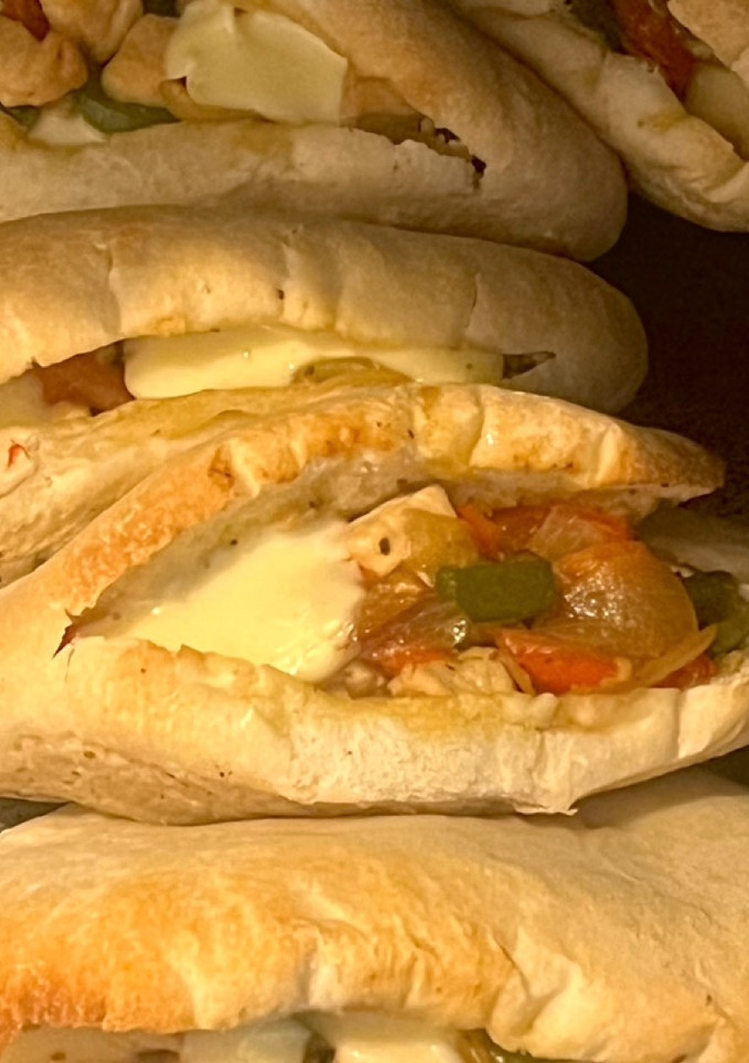 Una foto de Pan de pita relleno de pollo, verduras, muzzarella y curry 🧡