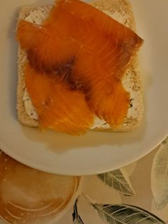 Una foto de Tostada de salmón