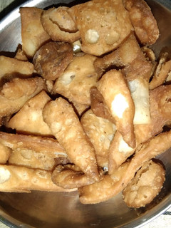 मैदा के मठरी (maida ki mathri recipe in Hindi) रेसिपी मुख्य फोटो
