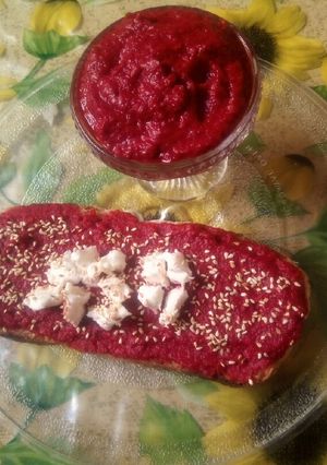 Une photo de Bruschette betterave - sésame-fromage