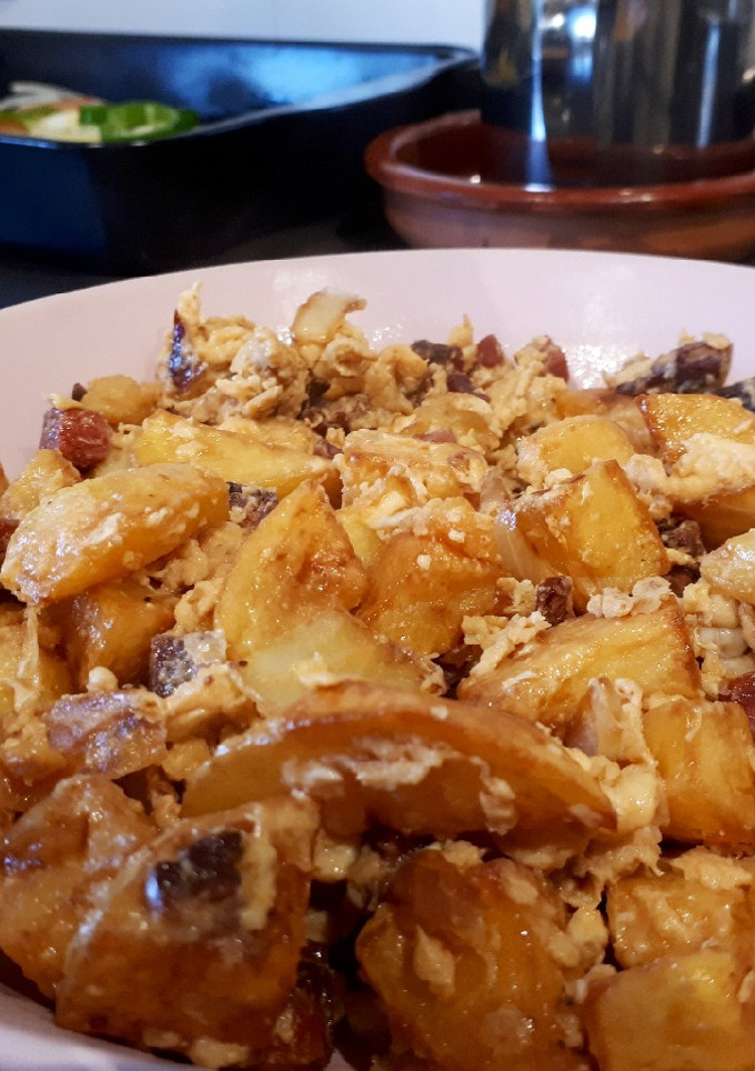 Una foto de Revuelto carnívoro (chorizo y jamón)
