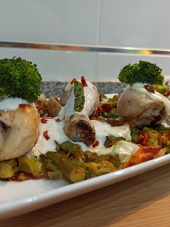 Una foto de Muslos de pollo con verduras y salsa de yogur 🍗🥦🍴
